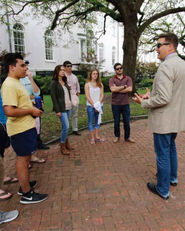 Guide Giving Private Walking Tour in Charleston SC - Pineapple Tour Group